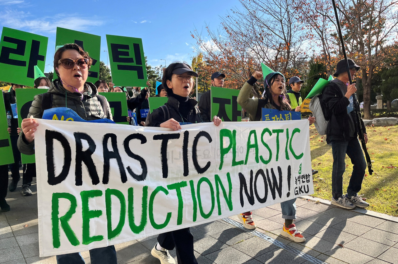 Protestas contra la contaminación por plásticos en el marco de la INC-5; Busan, Corea del Sur. Foto: Reuters