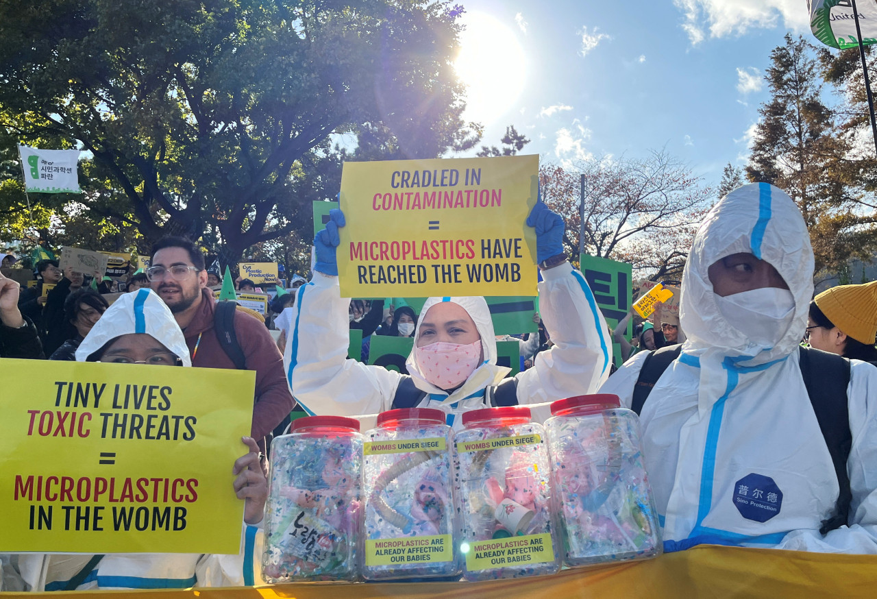 Protestas contra la contaminación por plásticos en el marco de la INC-5; Busan, Corea del Sur. Foto: Reuters