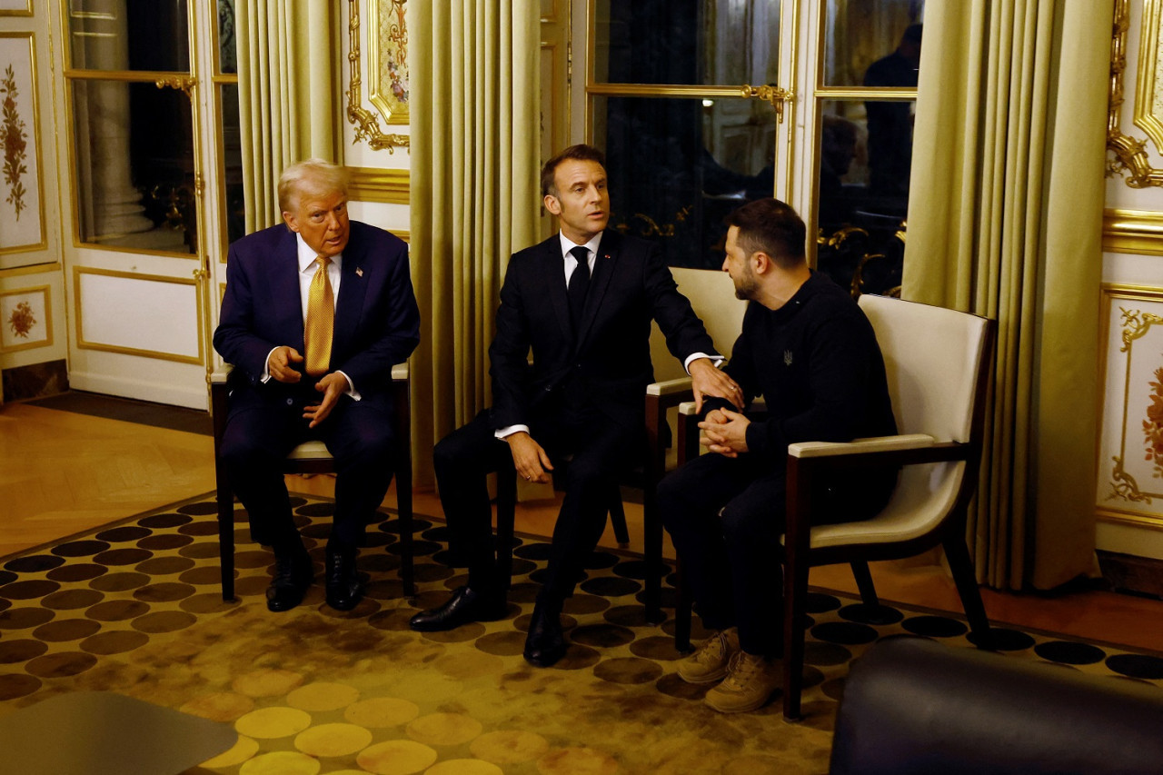 Emmanuel Macron junto a Donald Trump y Volodimir Zelenski. Foto: Reuters