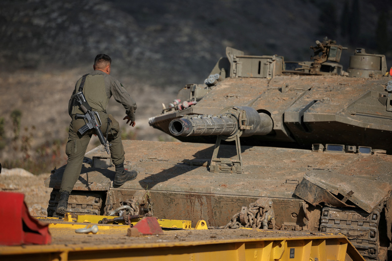 Un soldado sobre un tanque israelí en la frontera con Siria. Foto: Reuters.