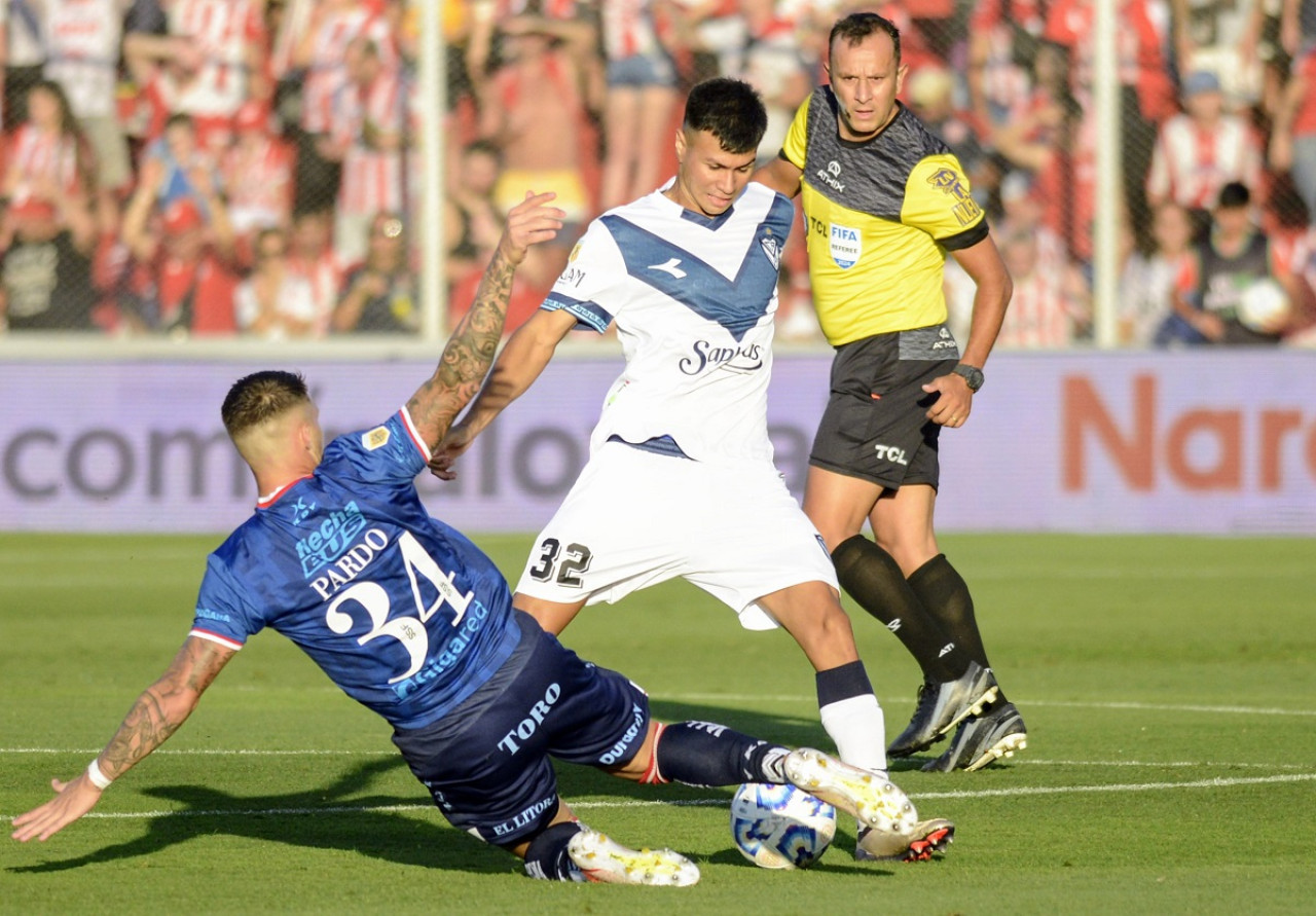 Vélez Sarsfield perdió ante Unión de Santa Fe y puso en peligro el título. Foto: X @AFA.