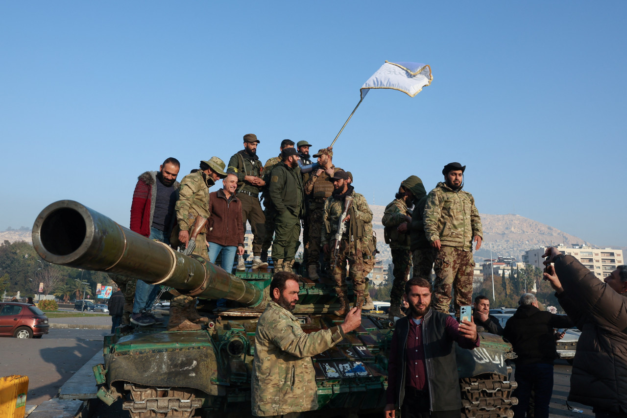 Luchadores rebeldes sobre un tanque, en Damasco. Foto: Reuters.