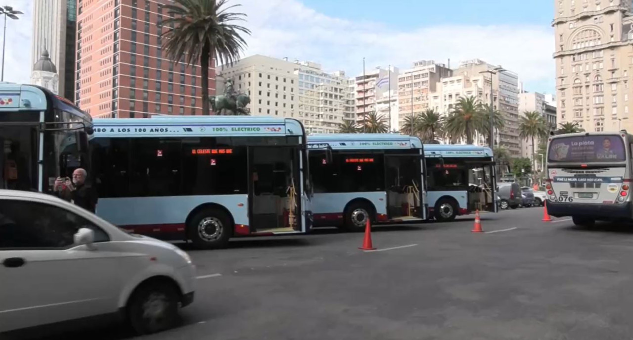 Uruguay aumenta su flota de buses eléctricos. EFE