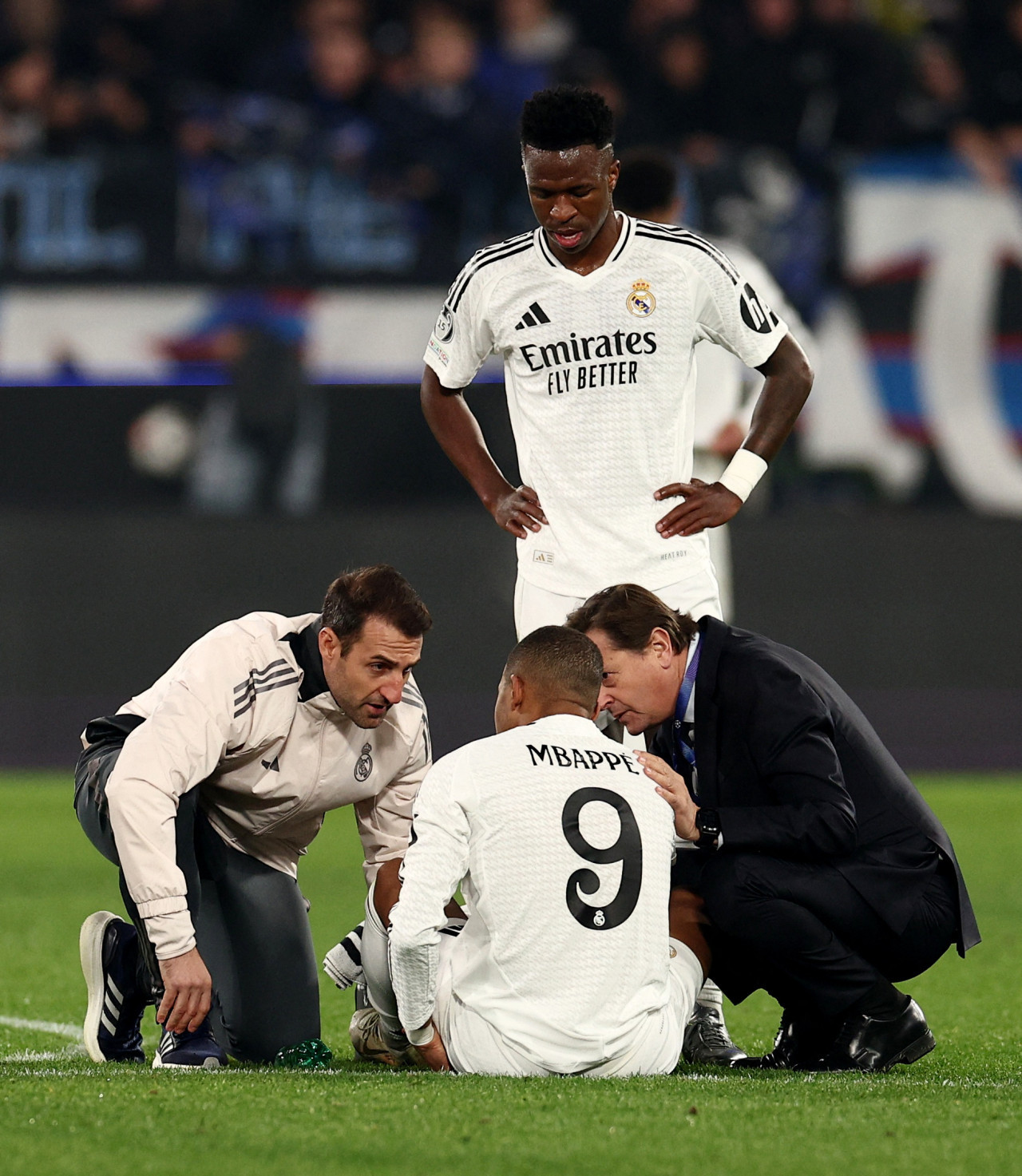 Kylian Mbappé tuvo que salir del campo de juego lesionado. Foto: Reuters.