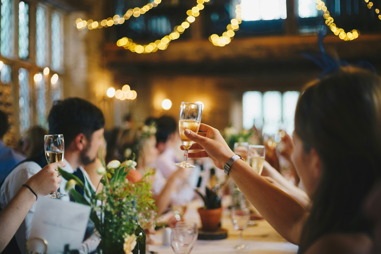 Brindis con champagne y sidra. Foto: Unsplash.