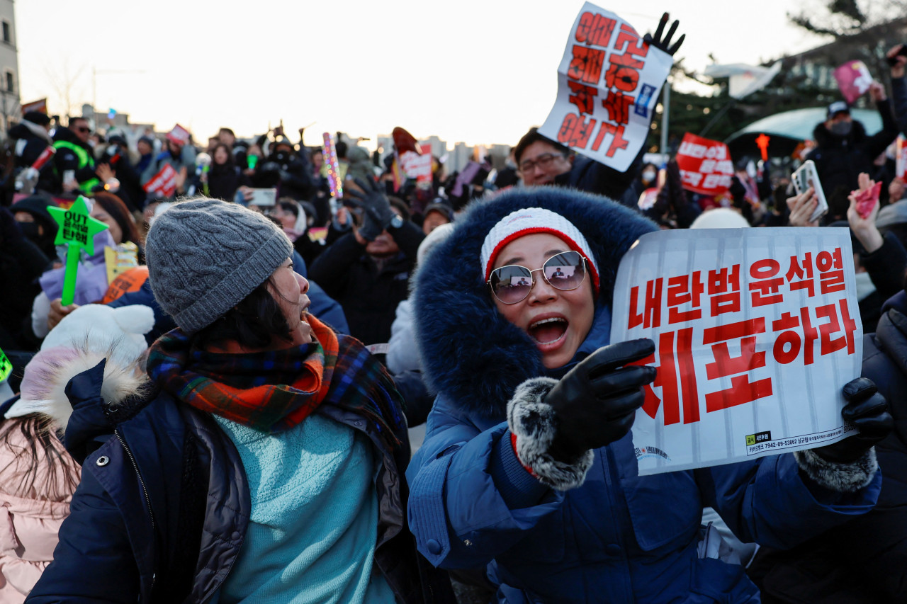 Festejos en Corea del Sur tras la destitución de Yoon Suk-yeol. Foto: Reuters.