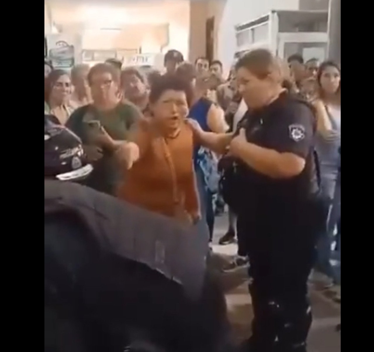 Tensión en el hospital tras la detención del paciente. Foto: Captura.