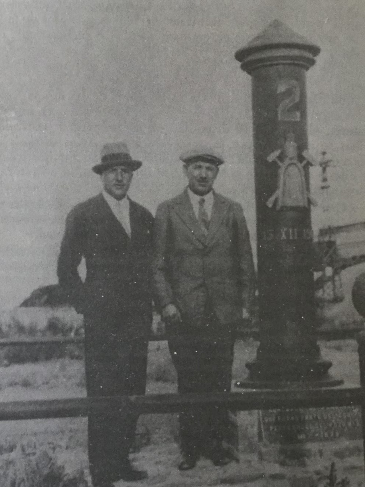 A la derecha, José Fuchs, acompañado por un periodista, junto al monumento conmemorativo que recuerda la histórica fecha del 13 de diciembre de 1907