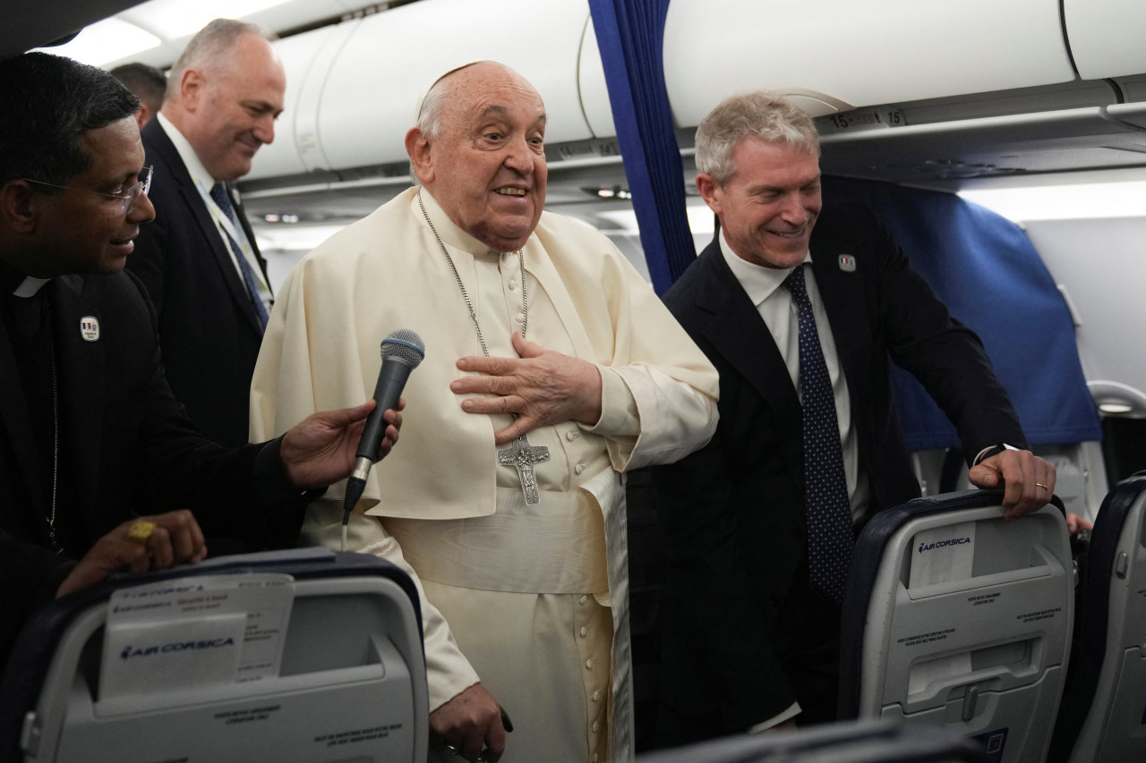 El papa en su viaje de regreso desde Córcega. Foto: Reuters.