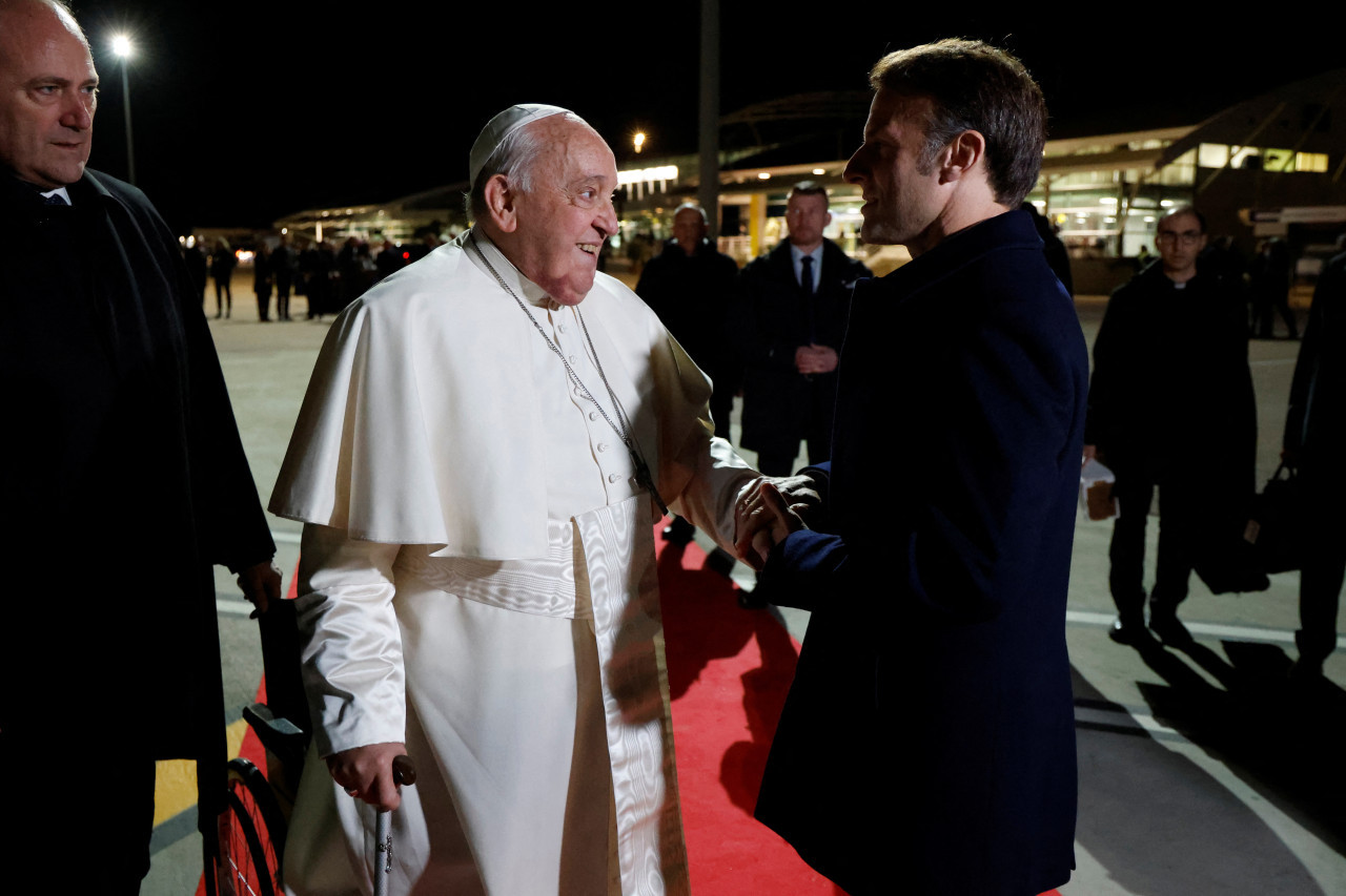 El papa Francisco junto a Emmanuel Macron. Foto: Reuters.