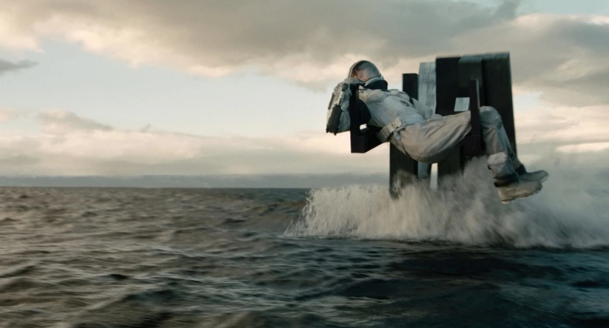 "Interstellar" es una realidad: un fanático de la película logró recrear el histórico robot TARS thumbnail