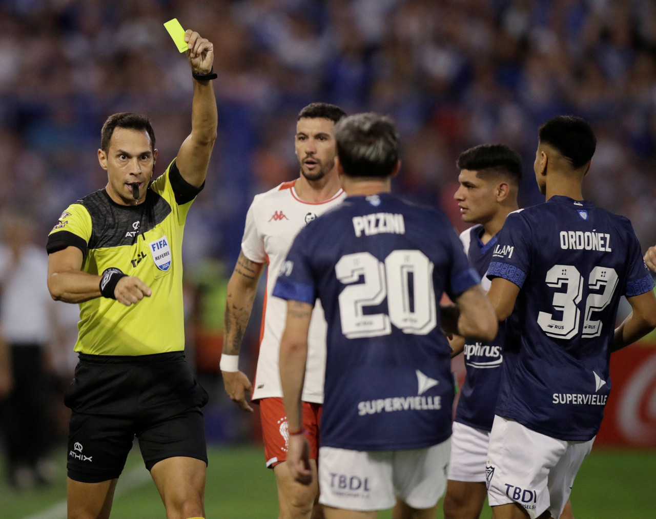 Facundo Tello, el árbitro del encuentro, en acción. Foto: Reuters.