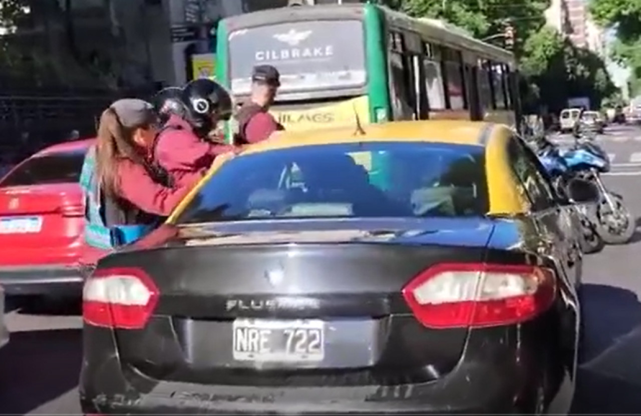 Un taxista se quedó dormido al volante y la Policía intentó despertarlo durante 20 minutos. Foto: captura de video.