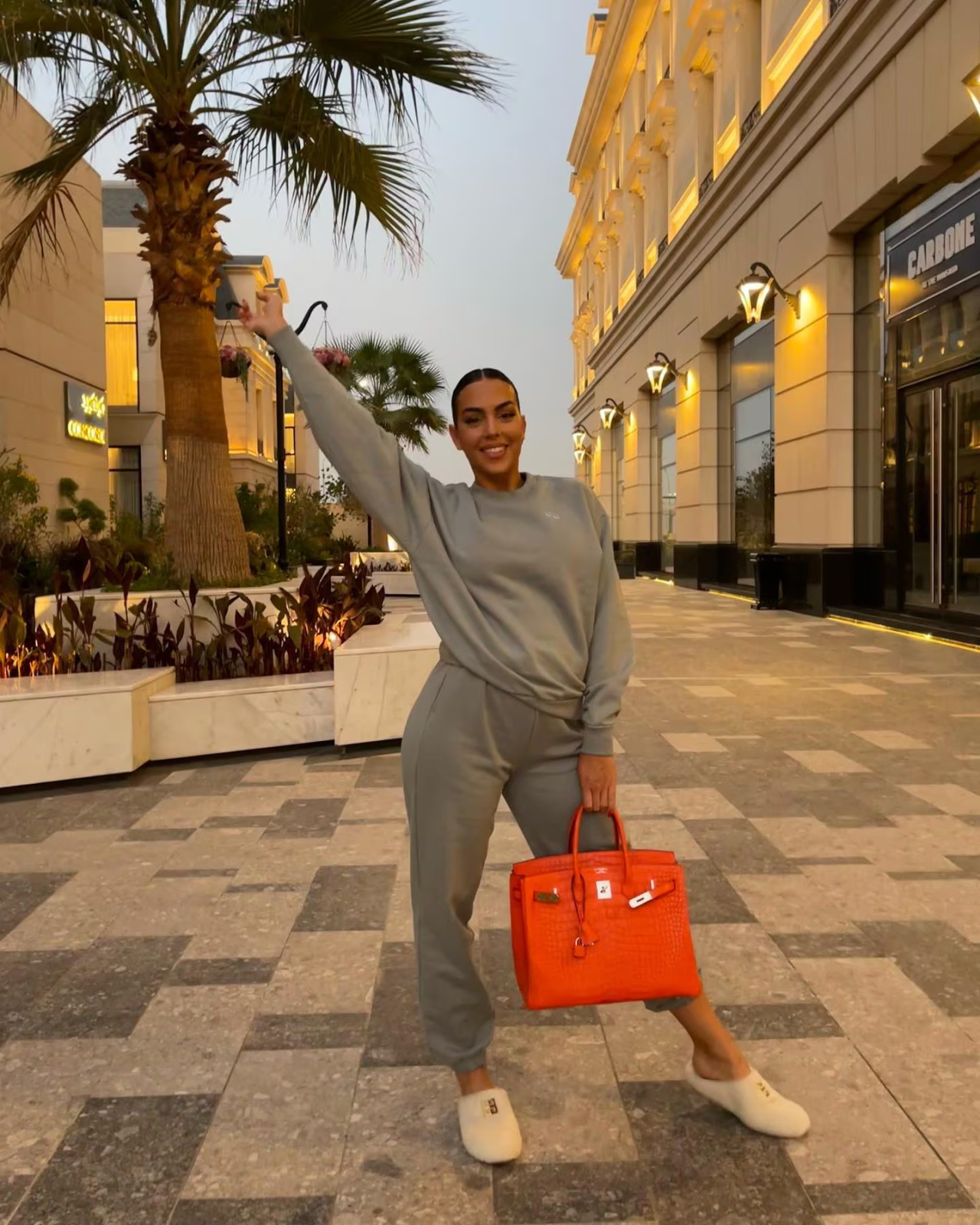 Georgina Rodríguez con la Birkin Bag de Hermes. Foto: IG