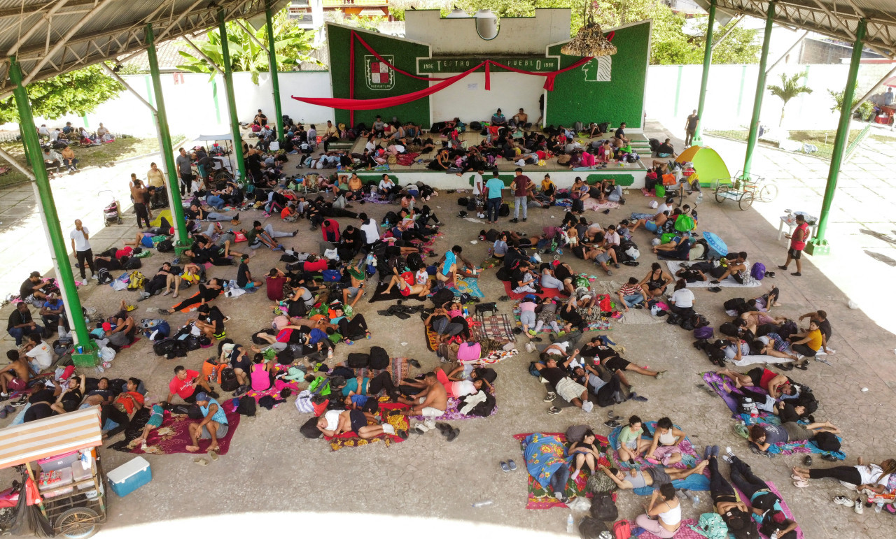 Una caravana de migrantes descansa en un intento de llegar a la frontera con Estados Unidos. Foto: Reuters.