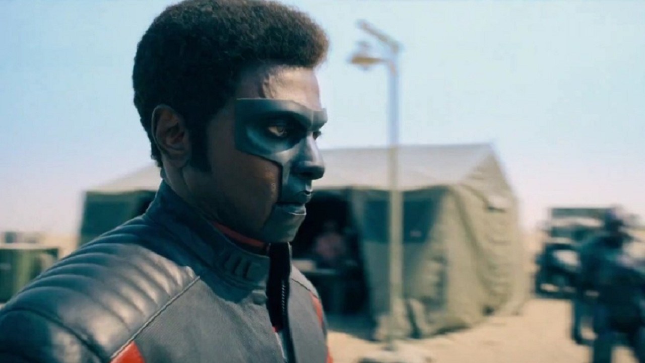 Edi Gathegi como Mister Terrific en la nueva película de Superman.