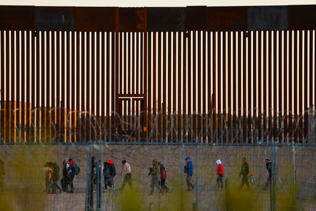 Migrantes en la frontera México-EEUU. Foto: Reuters