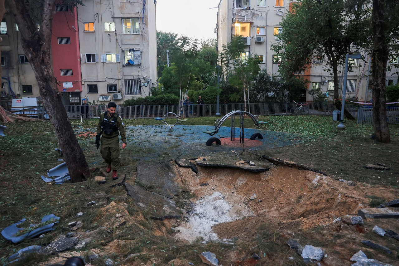 Destrozos en Tel Aviv, Israel, tras misiles lanzados desde Yemen. Foto: Reuters