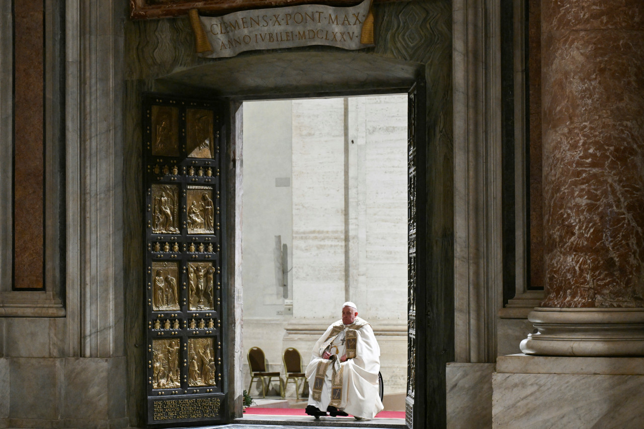 El papa Francisco abrió la Puerta Santa en el Vaticano. Foto: Reuters.