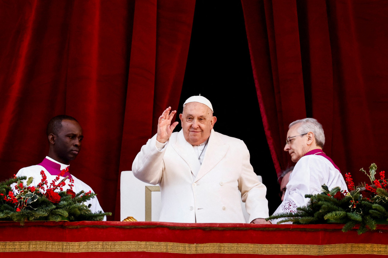 El Papa Francisco pronuncia su tradicional discurso Urbi et Orbi del día de Navidad en el Vaticano. Foto: Reuters.