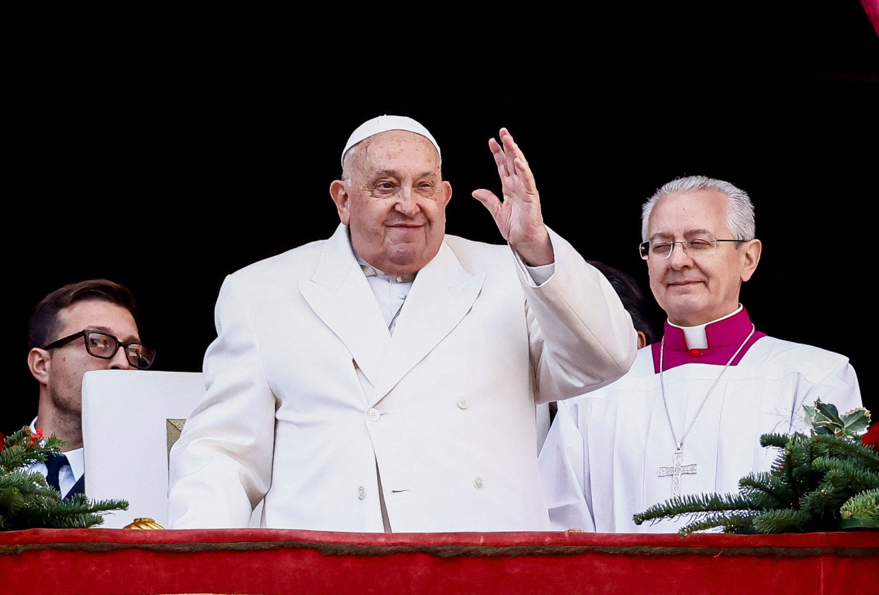 El Papa Francisco pronuncia su tradicional discurso Urbi et Orbi del día de Navidad en el Vaticano. Foto: Reuters.