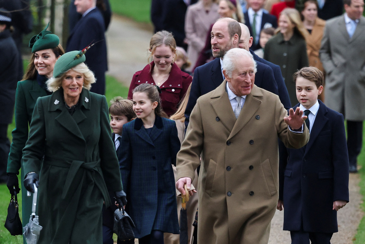 El rey Carlos III y la reina Camila, junto a los príncipes de Gales, Guillermo y Catalina, y sus tres hijos. Foto: Reuters.