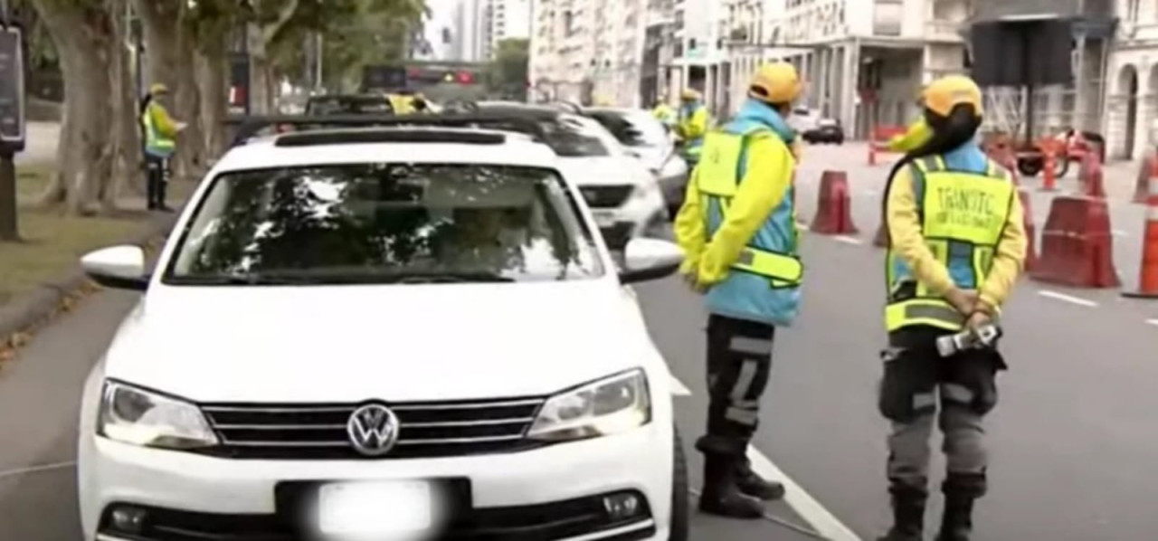 Un conductor de un auto diplomático se negó a hacer el control de alcoholemia en CABA. Foto: X / @rayomediacom.