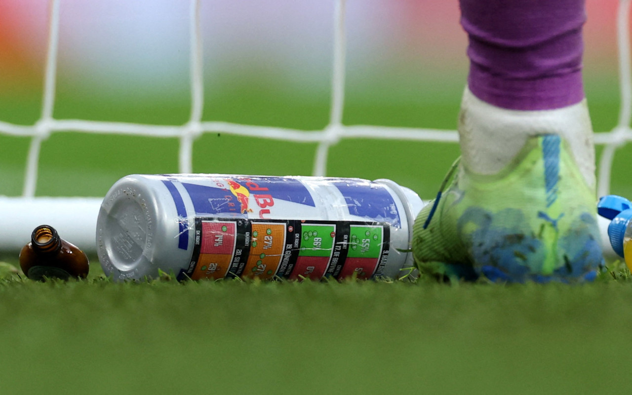 En la botella del arquero se encontraba las tendencias de tiro de Haaland en los penales. Foto: Reuters.