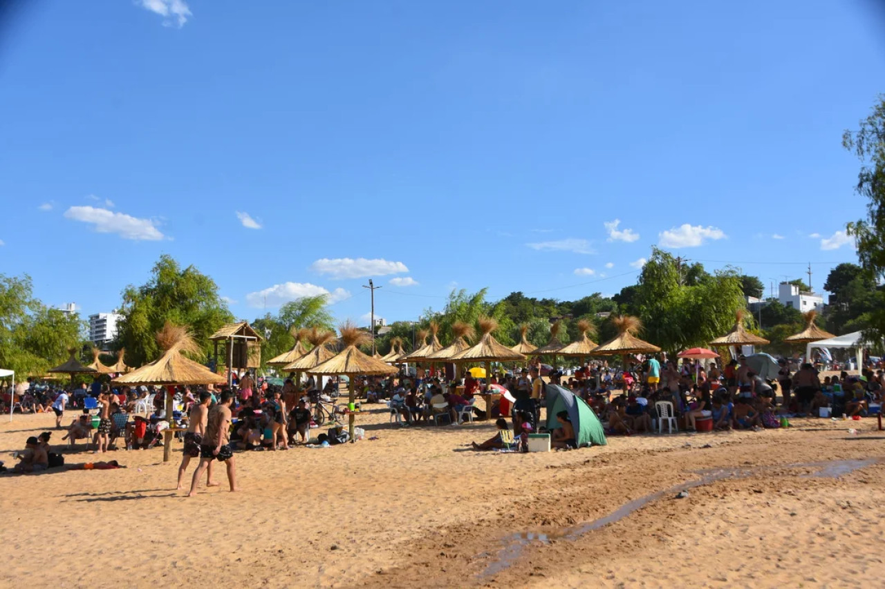 Playa Punta Arenal ubicada en Villa Constitución, Santa Fe. Foto NA