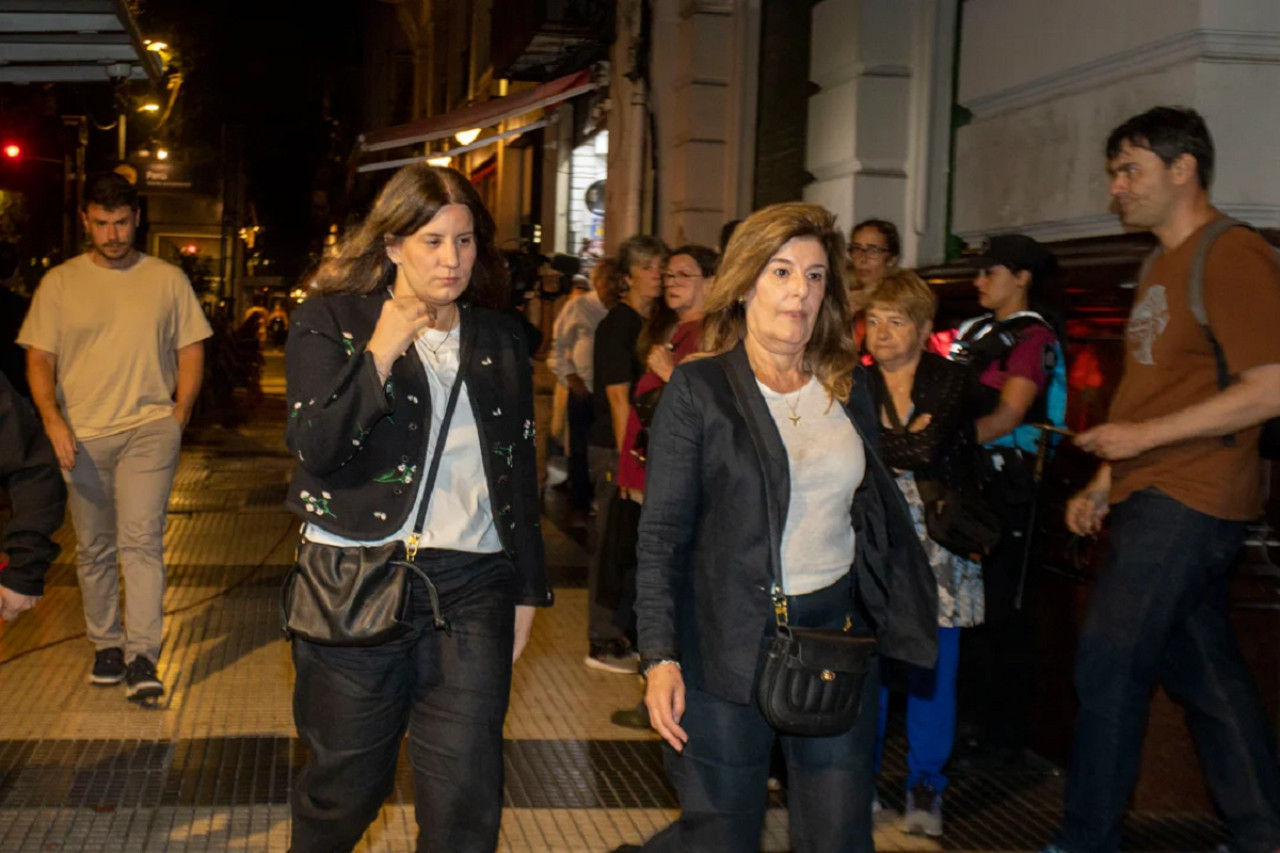 Bárbara Lanata, una de las hijas de Jorge, y su madre Andrea Rodríguez. Foto: NA/Damián Dopacio