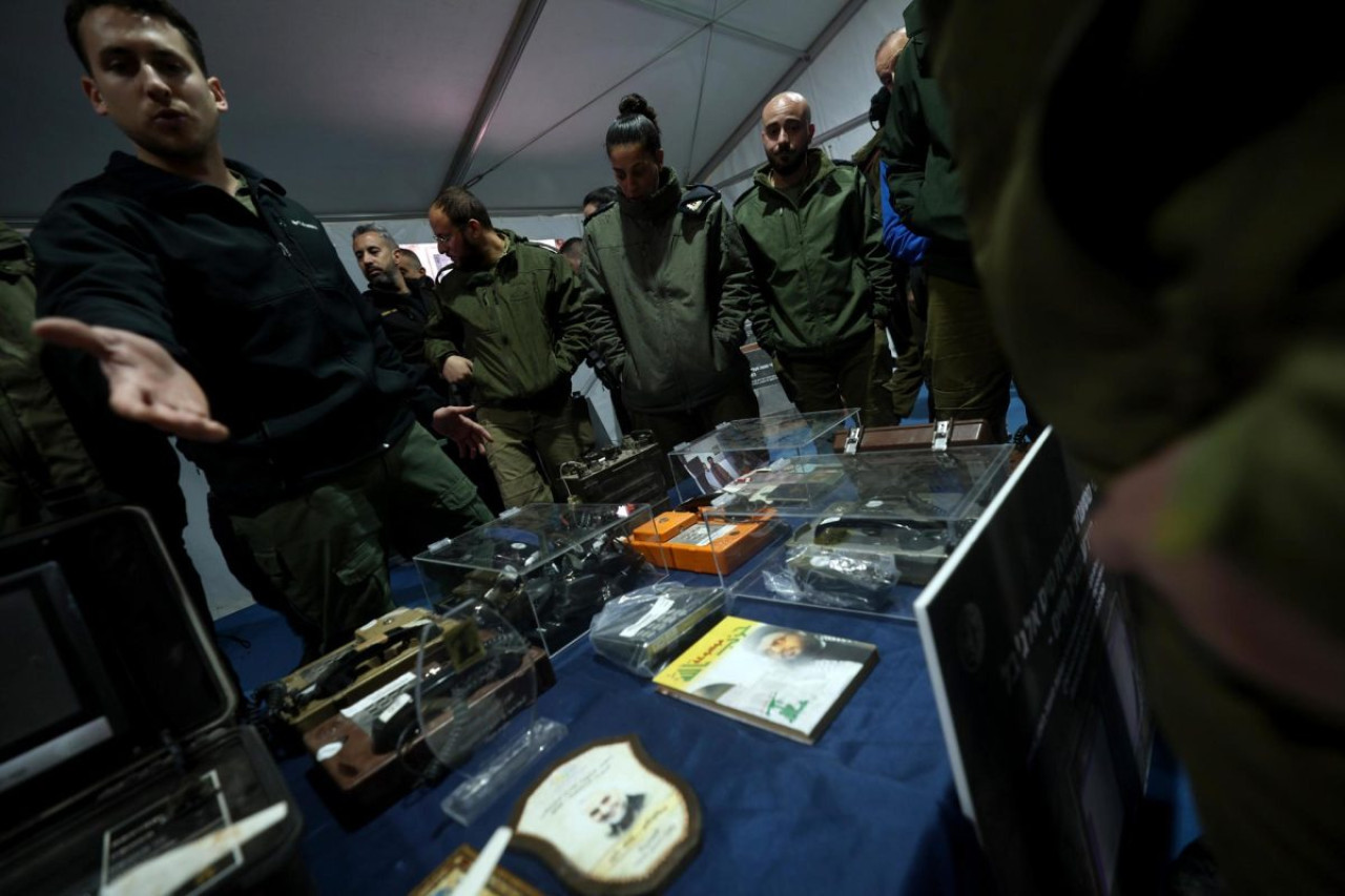 Israel presentó las armas incautadas a Hezbolláh. Foto: EFE.