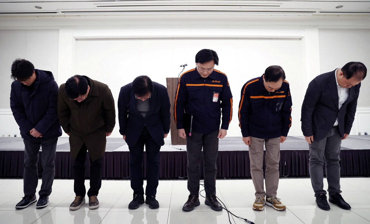 El director ejecutivo de Jeju Air, Kim E-bae, se disculpa por el accidente aéreo en el aeropuerto de Corea del Sur. Foto: Reuters.