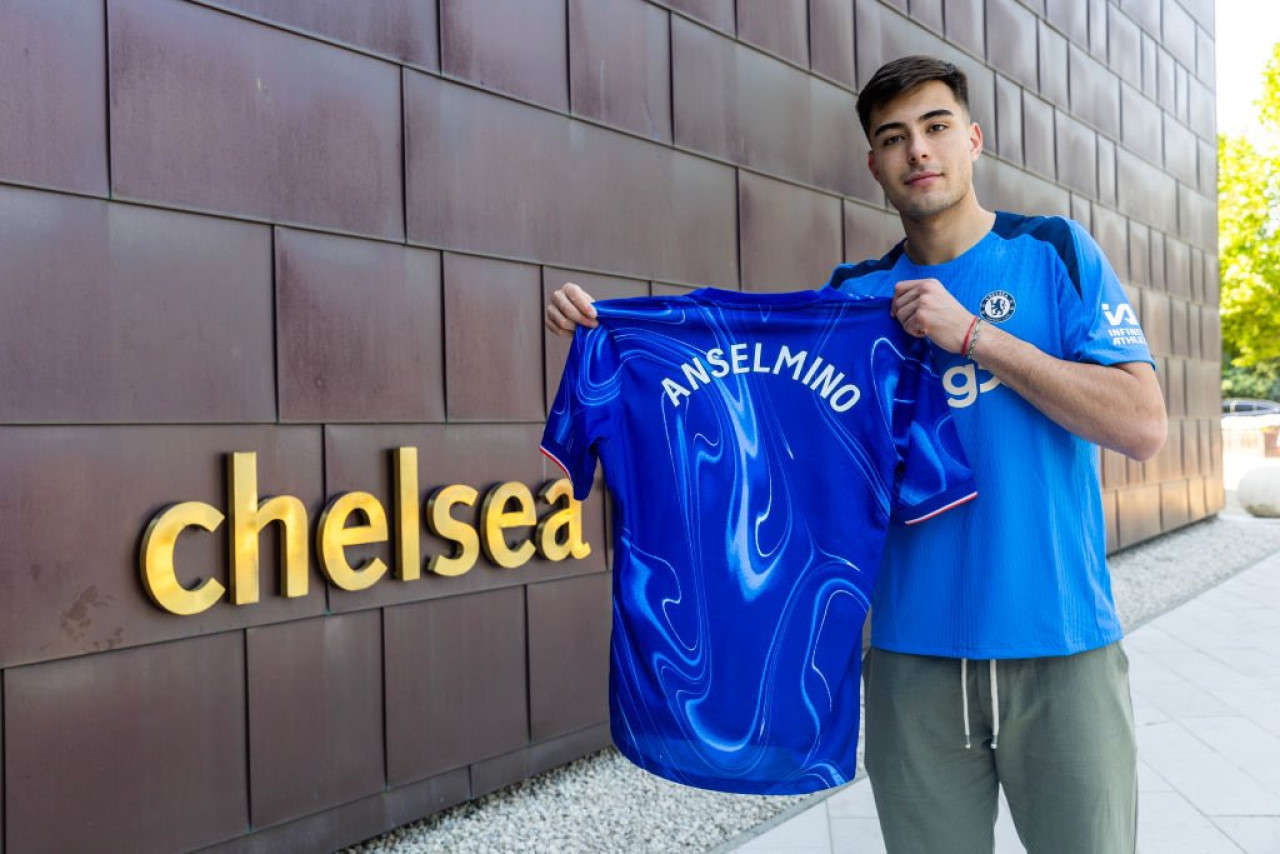 Aaron Anselmino en su llegada a Londres. Foto: X @ChelseaFC