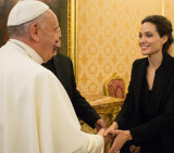 El Papa con Angelina Jolie