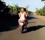 Circular desnudos en una moto por Camboya