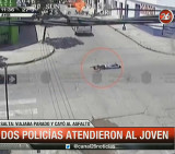 Viajaba colgado en una camioneta y se cayó (Canal 26)