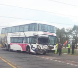 Choque entre micros y autos en Aguas Verdes (Twitter)