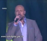 Halit Ergenc cantando
