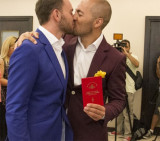 Boda de gays rusos en Argentina (falgbt.org)