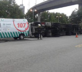 Choque y vuelco en Av. Huergo (Twitter)