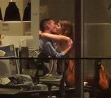 Filman a una pareja teniendo sexo en una oficina 
