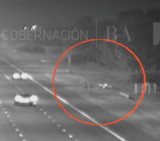 Tira piedras a los autos en autopista AUBASA
