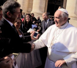 Papa Francisco y familiares de víctimas de AMIA (Twitter)