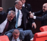 Pelea en el Parlamento Turco (zaman.com.tr)