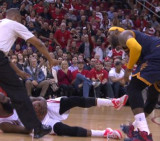 Patada a LeBron James 