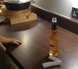 Destapar una cerveza con una hoja de papel
