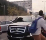 Messi casi atropella a sus fans