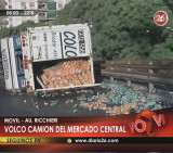 Camión volcó frente al Mercado Central (Canal 26)