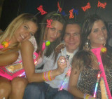 Fiscal Nisman acompañado por grupo de mujeres (Twitter)