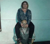 Joven se subió a los hombros de Sarmiento 